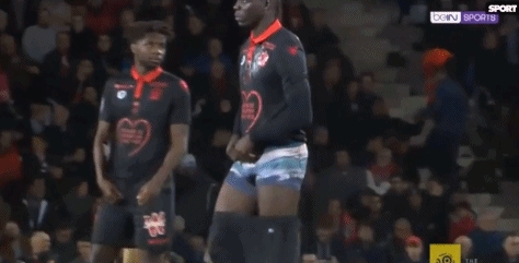 记者：兰克尔-泽经常在赛前要钱，首发迟迟不定也有他的原因