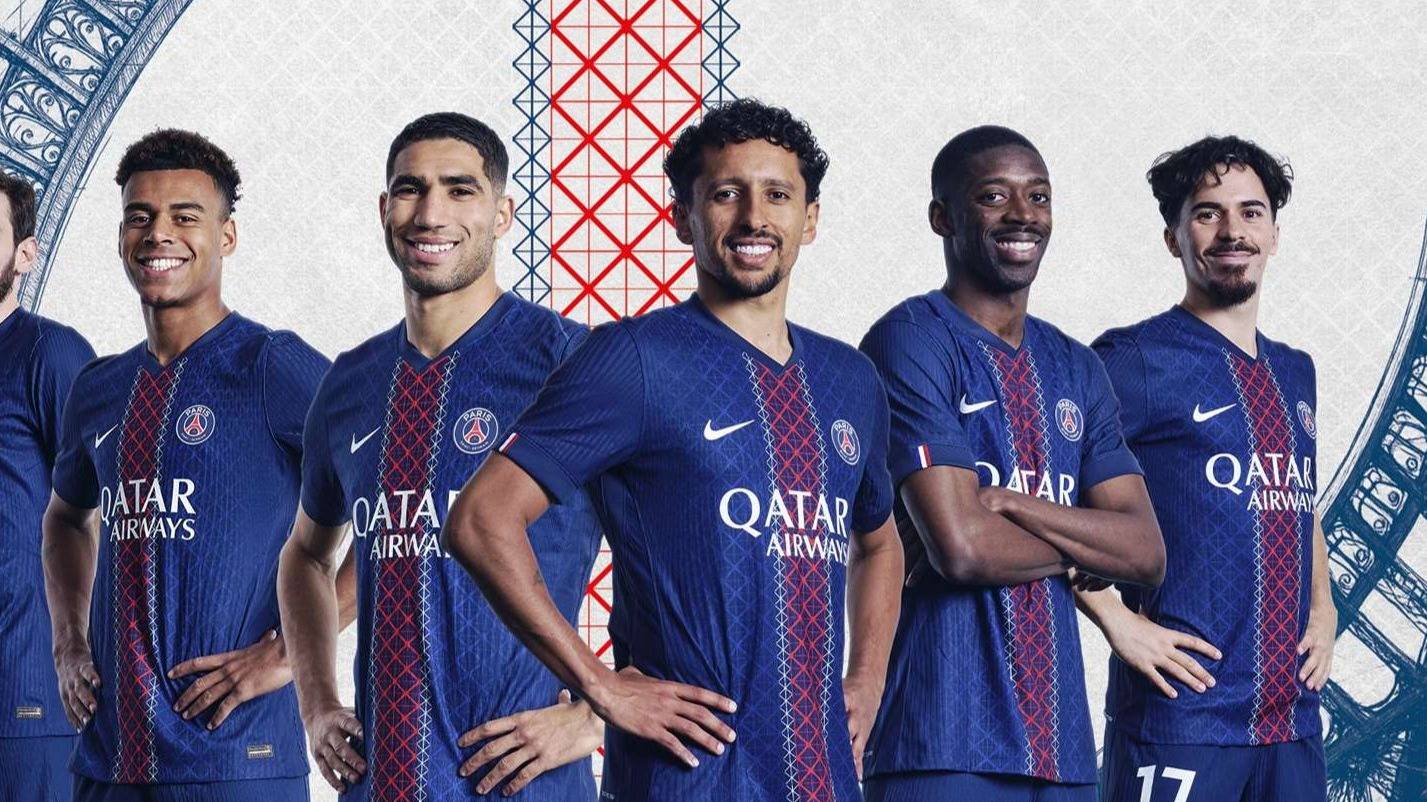 何宇鹏纪念捧杯： 一整季的重量都化为光芒，只为这一次触碰（何宇鹏捧起纪念杯：整季沉淀化作光辉，只为此刻的触碰）