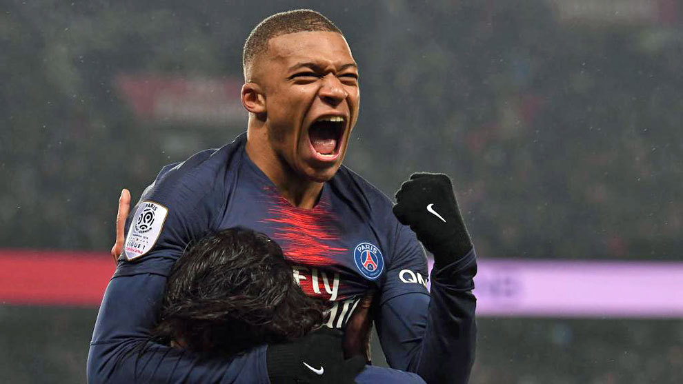 前锋单场两助攻一进球，表现全能（前锋轰一球送两助攻，全能发挥统治全场）