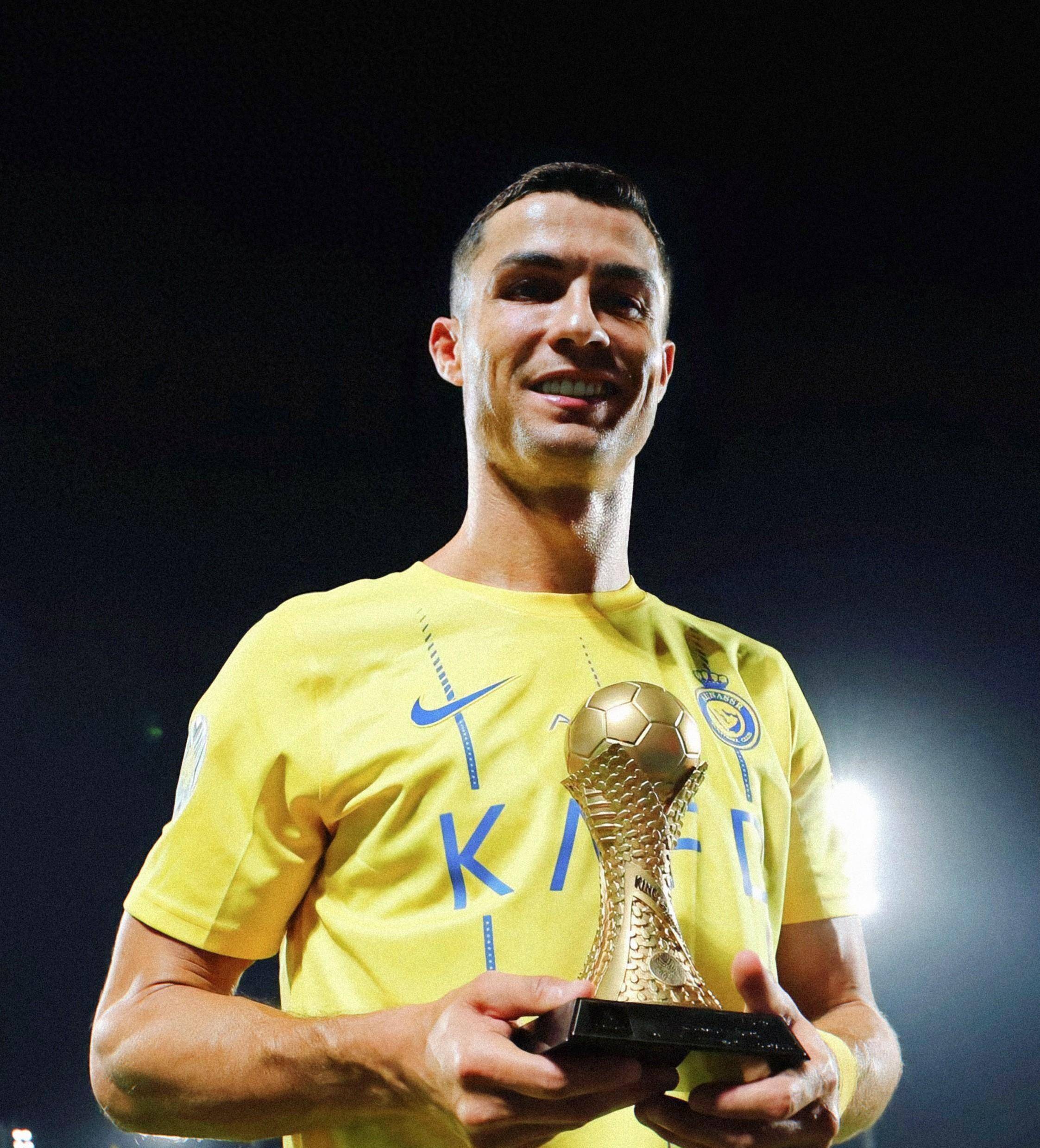 内马尔在桑托斯关键比赛中上演帽子戏法，助球队保级成功，展现坚韧与决心。（内马尔关键战戴帽护航桑托斯保级，尽显坚韧与决心）