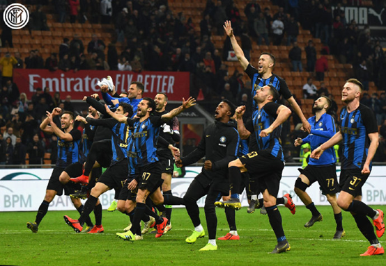 球迷：这球就是不讲道理的那种（球迷：这个球纯属不讲理）