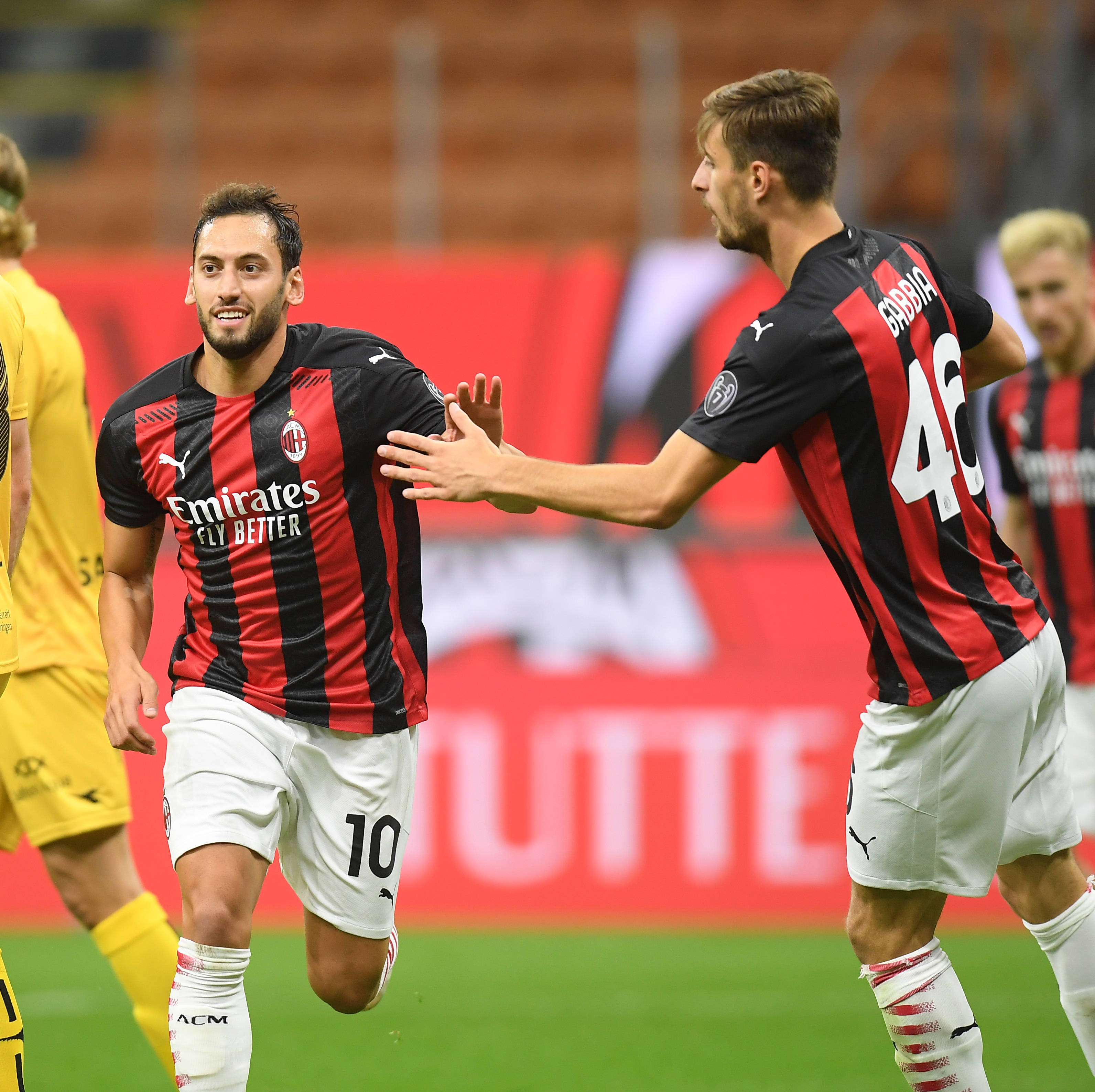 卫报：巴萨将凯恩视为取代莱万的首选目标，很可能激活违约金（卫报：巴萨将凯恩列为莱万接班首选，或启动解约金条款）